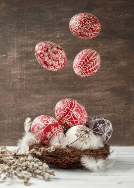 Natürmort Pysanky ile dekore edilmiş Paskalya yumurtaları