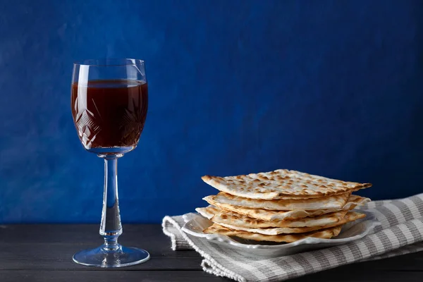 Еврейский хлеб Матца с вином на праздник Пасхи — стоковое фото