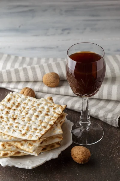 Pan de Matzá judío con vino para las vacaciones de Pascua —  Fotos de Stock