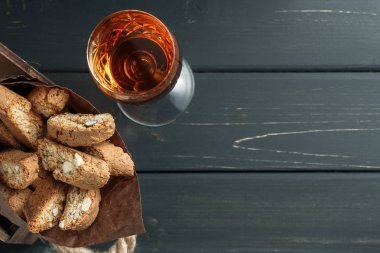 İtalyan cantucci bisküvi ve bir kadeh şarap