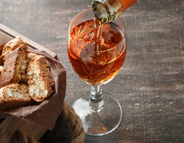 Biscoitos cantucci italianos e um copo de vinho — Fotografia de Stock