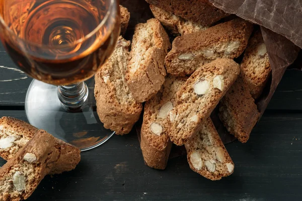 İtalyan cantuccini bisküvi ve bir kadeh şarap