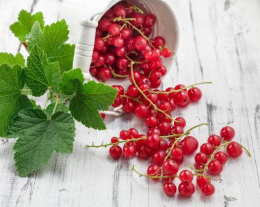 Redcurrants demet beyaz ahşap zemin üzerinde