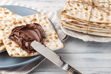 Matzah ekmek krem çikolata ve bıçak ile