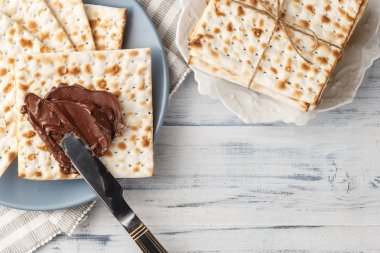 Matzah ekmek krem çikolata ve bıçak ile