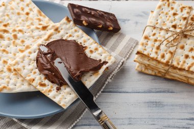 Matzah ekmek krem çikolata ve bıçak ile