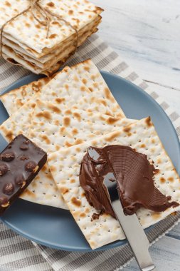 Matzah ekmek krem çikolata ve bıçak ile