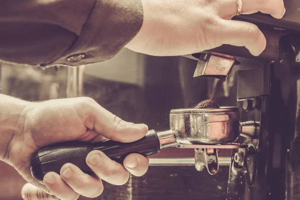 Preparación de café por Barista en el Café — Foto de Stock