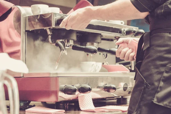 Preparación de café por Barista en el Café — Foto de Stock