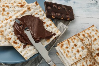 Matzah ekmek krem çikolata ve bıçak ile