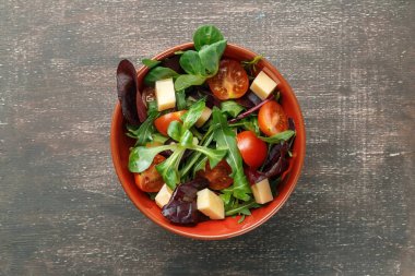 Taze bahar salata karışımı domates ve peynir ile