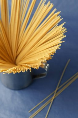 Pişmemiş makarna spagetti mor bir arka plan üzerinde