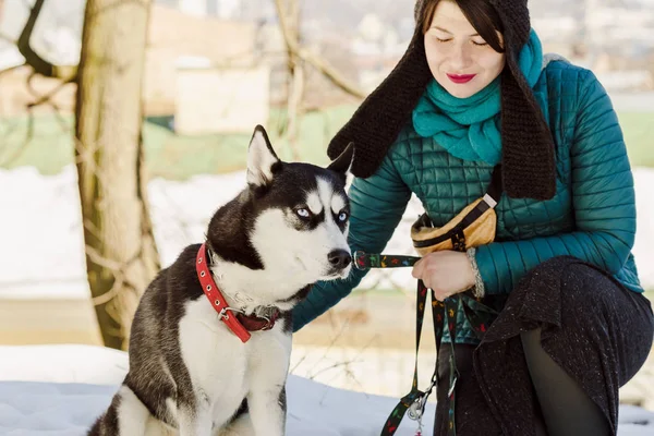 Portret van stijlvolle vrouw en haar husky hond — Stockfoto