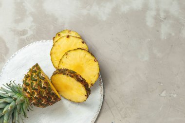 Taze dilimlenmiş ananas kesme tahtası
