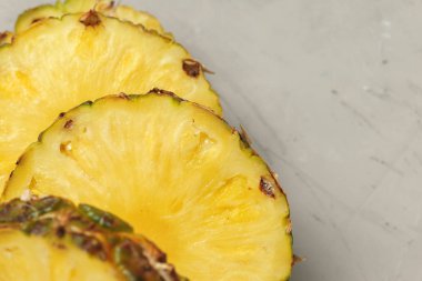 Taze dilimlenmiş ananas kesme tahtası
