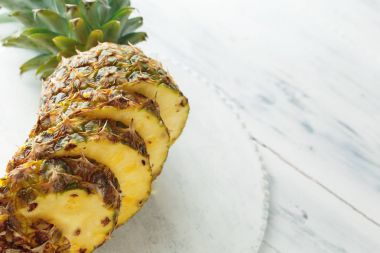 Taze dilimlenmiş ananas kesme tahtası