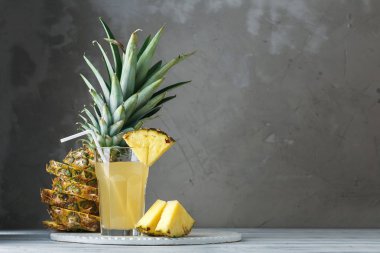 Taze ananas suyu cam ahşap bir masa üzerinde