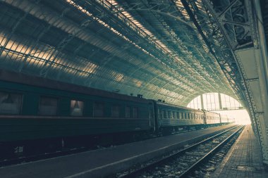 Eski tren ile bir platform perspektif görünümü