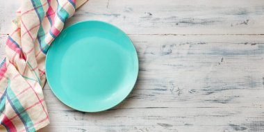 Ahşap arka plan boş turkuaz plaka