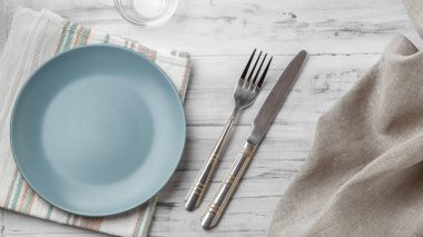 Hafif ahşap arka plan boş plaka