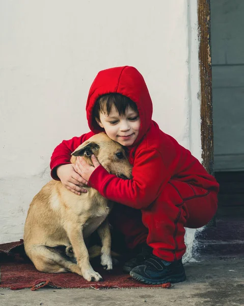 Deux meilleurs amis portrait, petit garçon étreint un chien — Photo