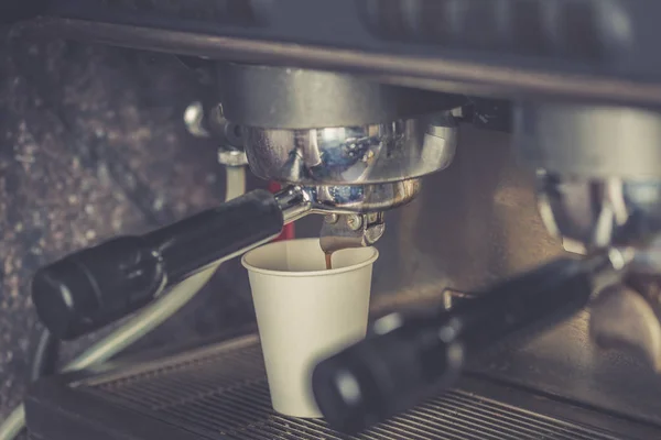 Preparación de café por Barista en el Café — Foto de Stock