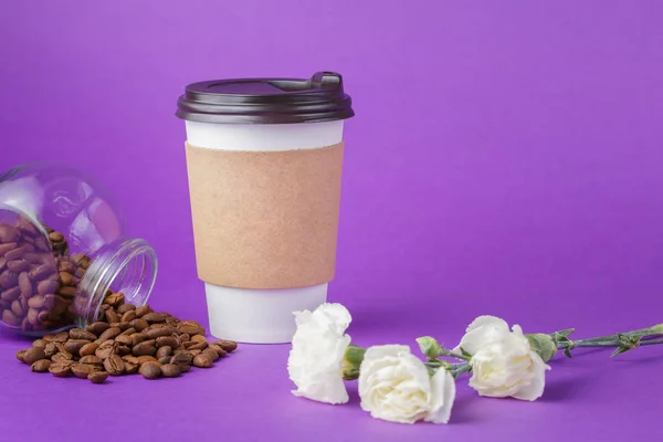 Café para llevar en taza de papel cerrada con frijoles — Foto de Stock