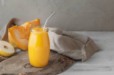 Elmalı ve camlı tarçınlı balkabağı püresi