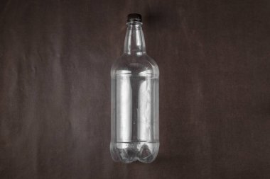 Yeni, temiz, beyaz arka plan üzerinde plastik şişe boş