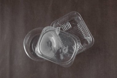 Kahverengi arkaplanda boş plastik kutular