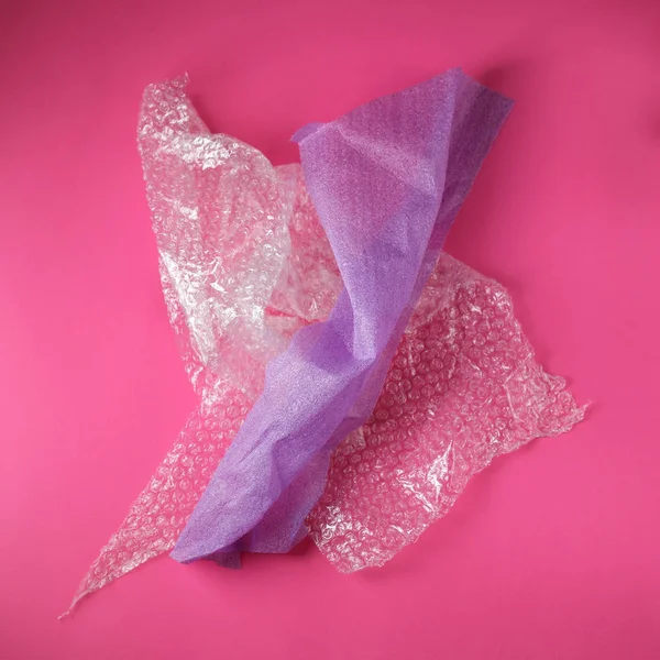 Пластикова бульбашка та піна Амортизаційна обгортка на рожевому — стокове фото