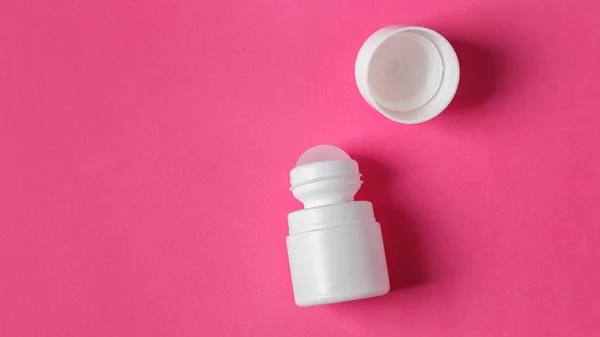 Rollo blanco sobre desodorante sobre fondo rosa — Foto de Stock