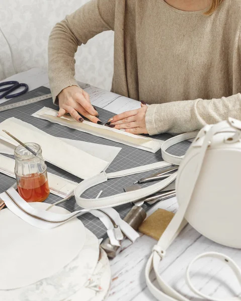 Woman hands creating leather handbag in a workshop — Stock Photo, Image