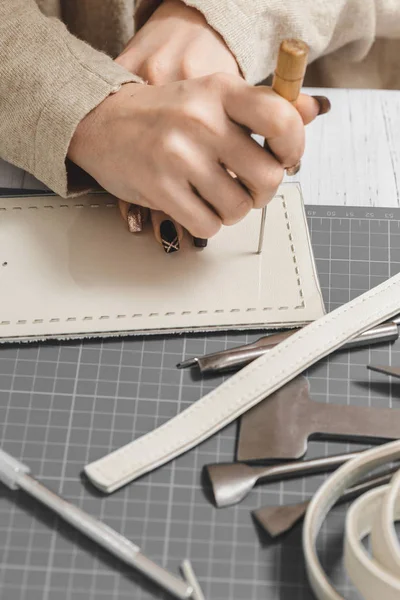 Frauenhände gestalten Lederhandtasche in einer Werkstatt — Stockfoto