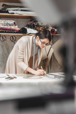 Atölyede ölçümler yapan kadın