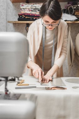 Atölyede ölçümler yapan kadın