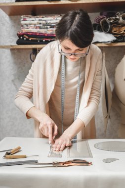 Atölyede ölçümler yapan kadın