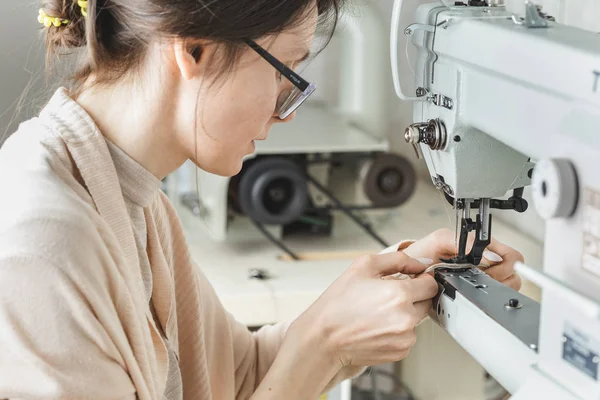 Frau näht Leder mit Nähmaschine — Stockfoto