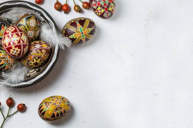 Paskalya yumurtaları balmumu resist tekniği ile dekore edilmiştir.