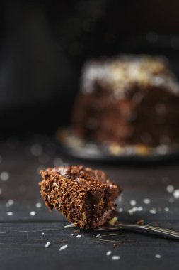 Tahta masada siyah tabakta çikolatalı pasta.