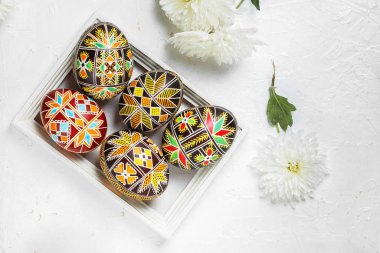 Paskalya yumurtaları balmumu resist tekniği ile dekore edilmiştir.