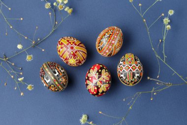 Paskalya yumurtaları balmumu resist tekniği ile dekore edilmiştir.