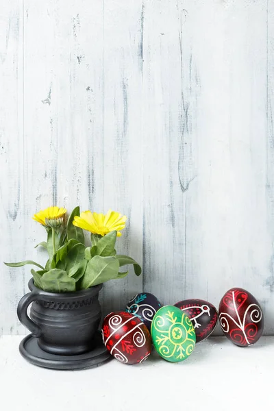 Пасхальные яйца украшены восковой техникой сопротивления — стоковое фото