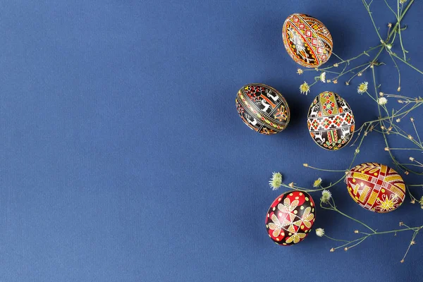 Пасхальные яйца украшены восковой техникой сопротивления — стоковое фото