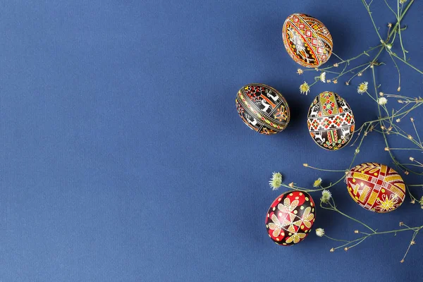 Oeufs de Pâques décorés avec de la cire résister technique — Photo