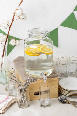 Çevre dostu parti için plastik yemek takımı
