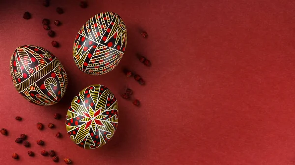 Oeufs de Pâques décorés avec de la cire résister technique — Photo
