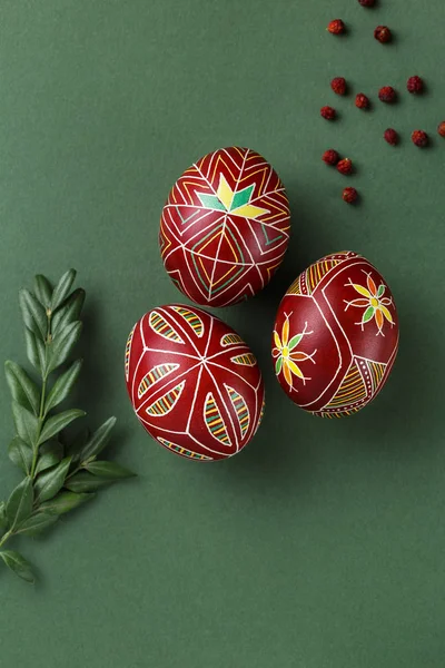 Oeufs de Pâques décorés avec de la cire résister technique — Photo