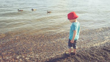 Öğleden sonra nehir kıyısındaki küçük çocuk