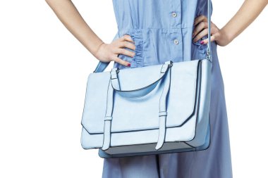 Açık mavi bir kurye çantası taşıyan bir kadın.